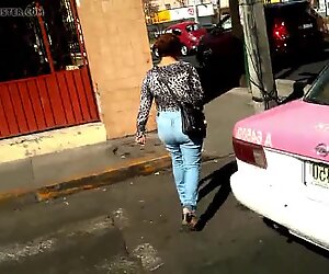 UNA MADURA CON JEANS APRETADOS HASTA EL CULO