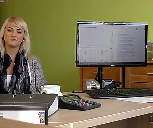 LOAN4K. Katy Rose, una chica brillante y peluda, obtiene dinero despué_s de tener relaciones sexuales con un agente